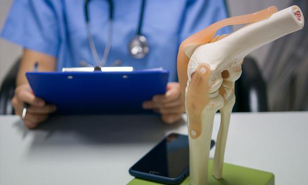 Advertising by orthopaedic surgeons: the tension between professionalism and commercialism